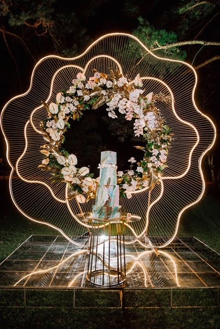 White Flower Metal Arch – Backdrop Photo Stand